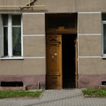 Старинная немецкая дверь в подъезде дома.