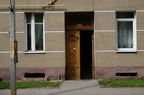 Старинная немецкая дверь в подъезде дома.