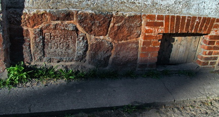 дата постройки на камне фундамента дома.
