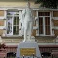 Памятник Чайковскому и детская музыкальная школа.