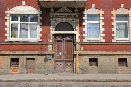Старинная дверь в одном из домов Черняховска.