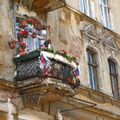 Балкон, украшенный цветами.