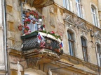 Балкон, украшенный цветами.