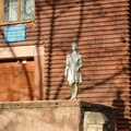 Советская скульптура пионерки у дома творчества.