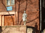 Советская скульптура пионерки у дома творчества.