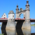 Вид на центральный фронтон моста королевы Луизы.