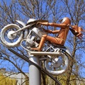 Фигура мотоциклиста в Советске. 