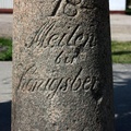 Старинный дорожный указатель в Нестерове.