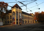 Новое здание на трамвайной остановке ул. Леонова.