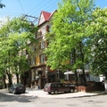 Весна и дом с барельефом на ул. Коммунальная.