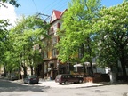 Весна и дом с барельефом на ул. Коммунальная.