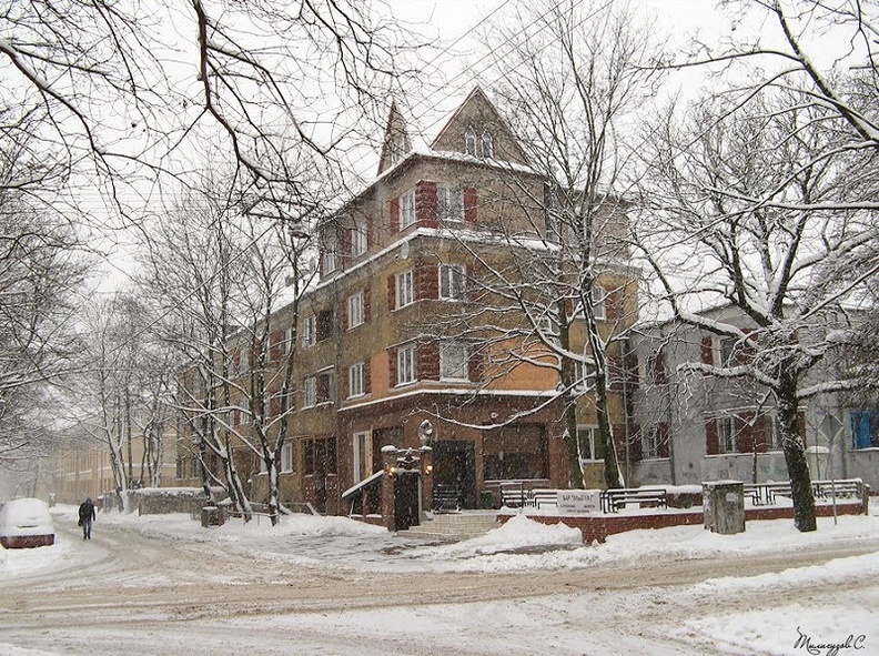 Дом с барельефом на пересечении ул. Коммунальная и Чернышевского.