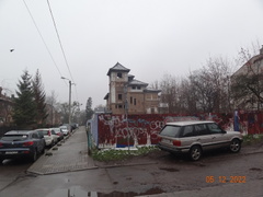 Вид на ул. Чапаева и заброшенное здание.