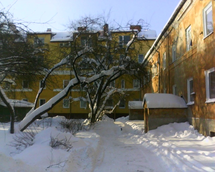 Зимой во дворе дома на ул. Вали Котика.