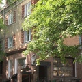 Дом с барельефом на ул. Чернышевского.
