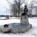 Скульптура мальчика-рыбака на набережной в Полесске.