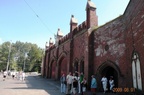 Экскурсионные группы перед музеем "Фридландские ворота".