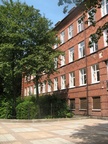 У главного входа гимназии №1 (вид на правое крыло).